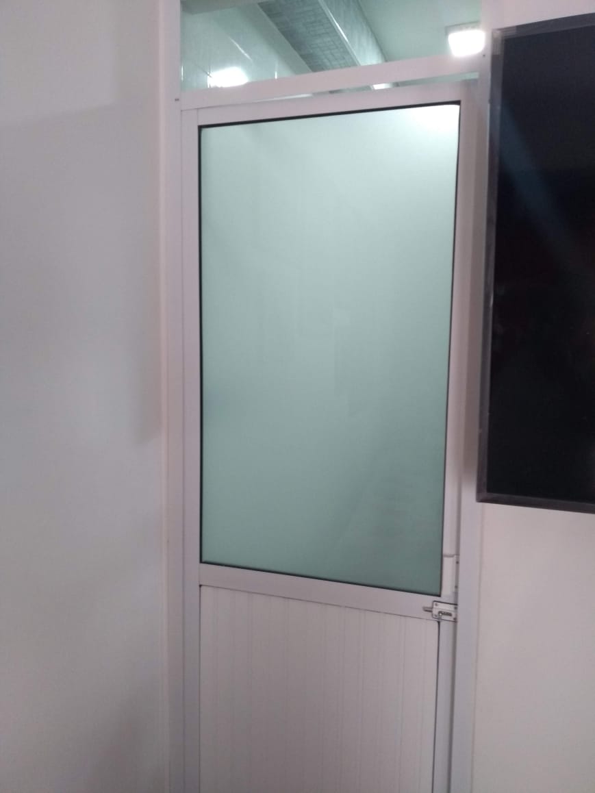 Puerta en aluminio con vidrio